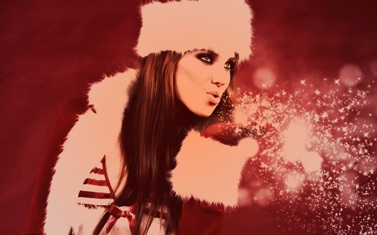 Снегурочка дует на снежинки обои