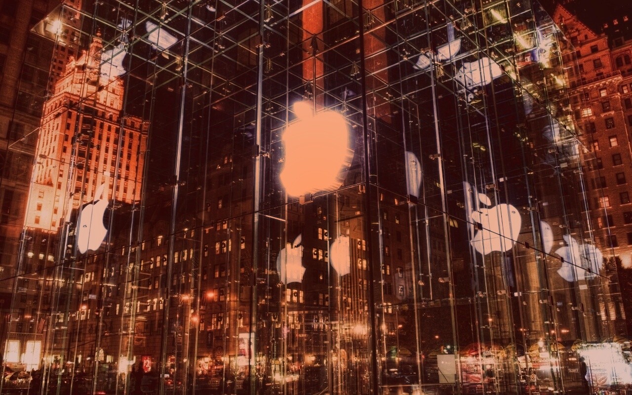 Отражение логотипа Apple в стеклянном здании обои
