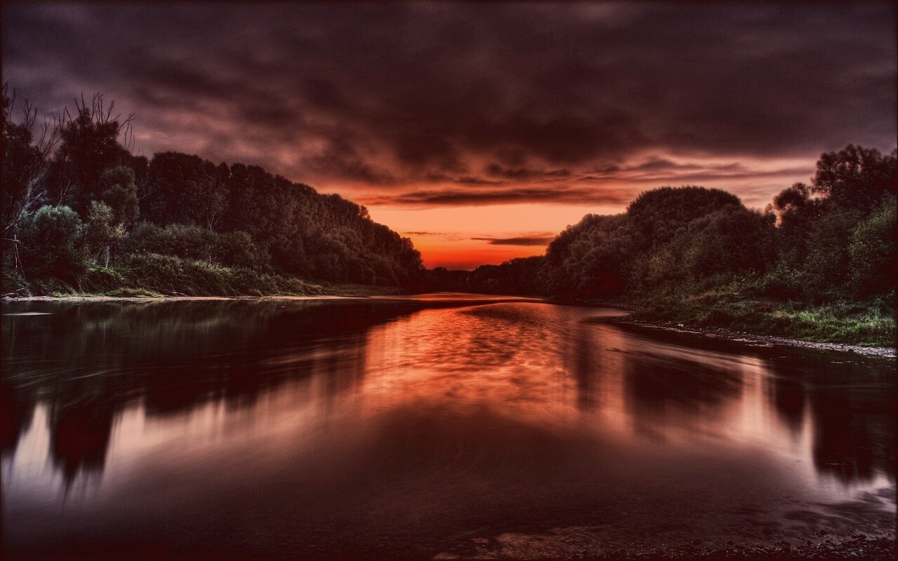 Багровый закат и водная гладь обои