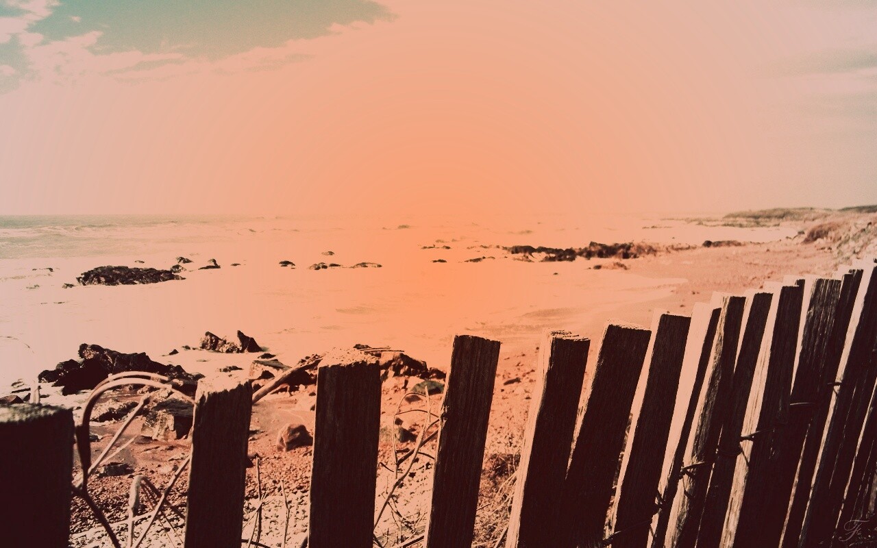 Закрытый пляж за забором обои