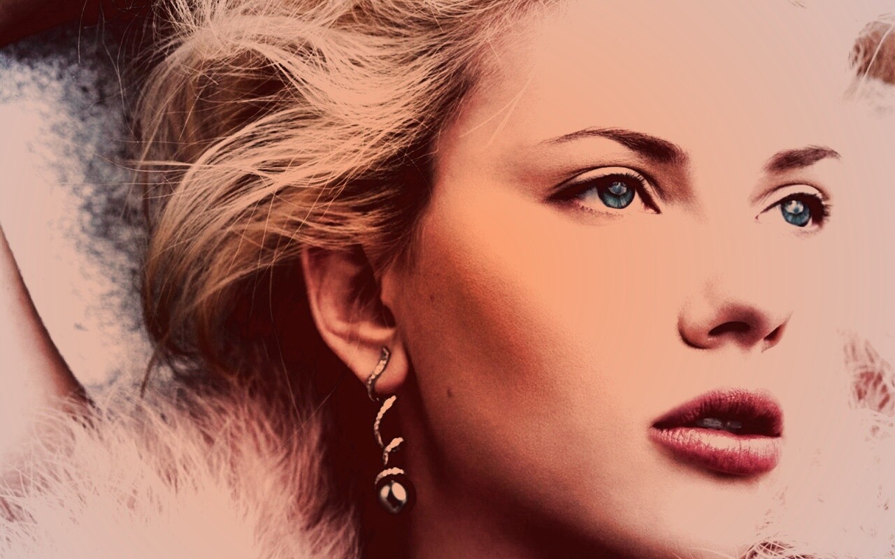 Скарлет Йохансон со змеиными серьгами обои