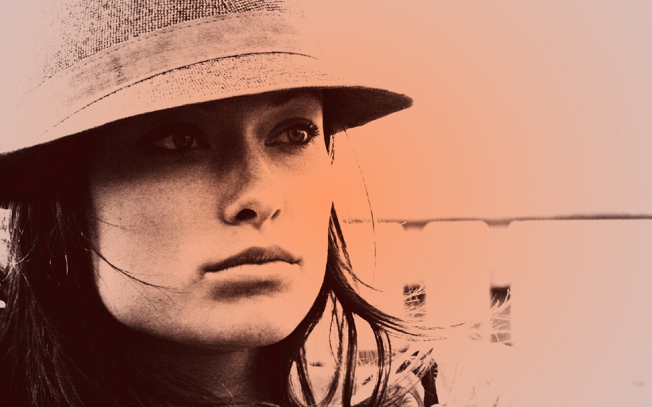 Оливия Уайлд в шикарной шляпе обои