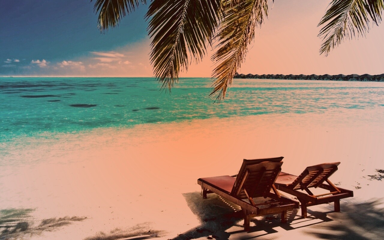 Шезлонги у самой воды обои