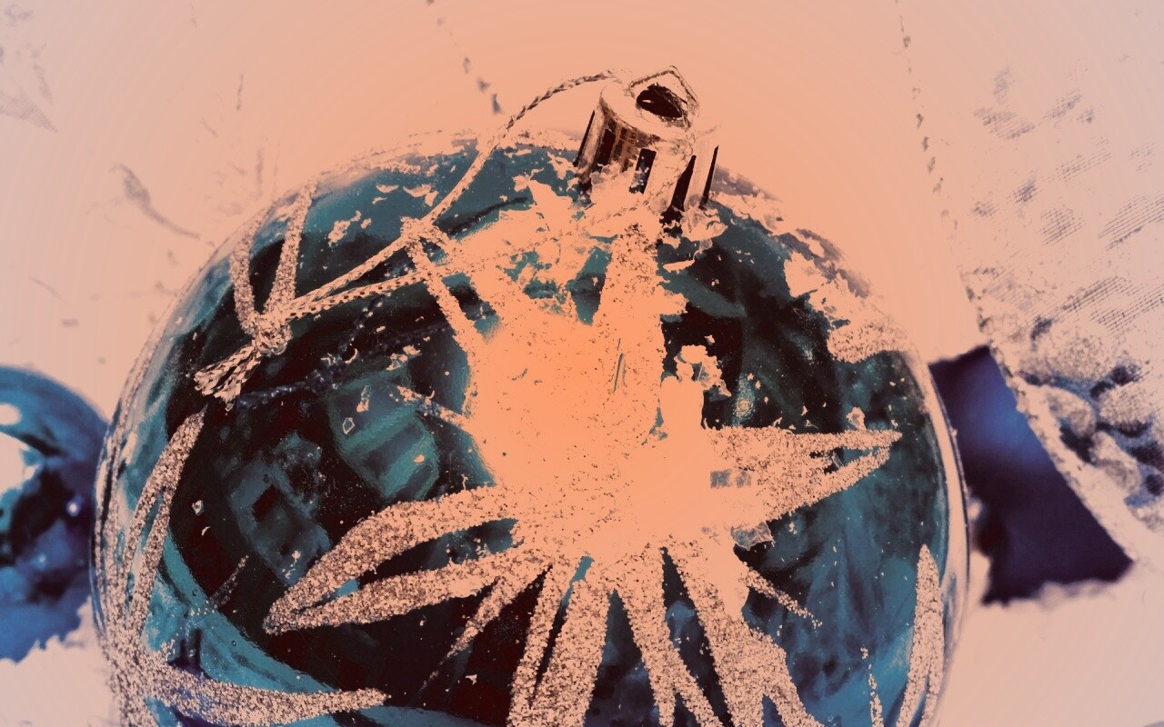 Синий елочный шар обои