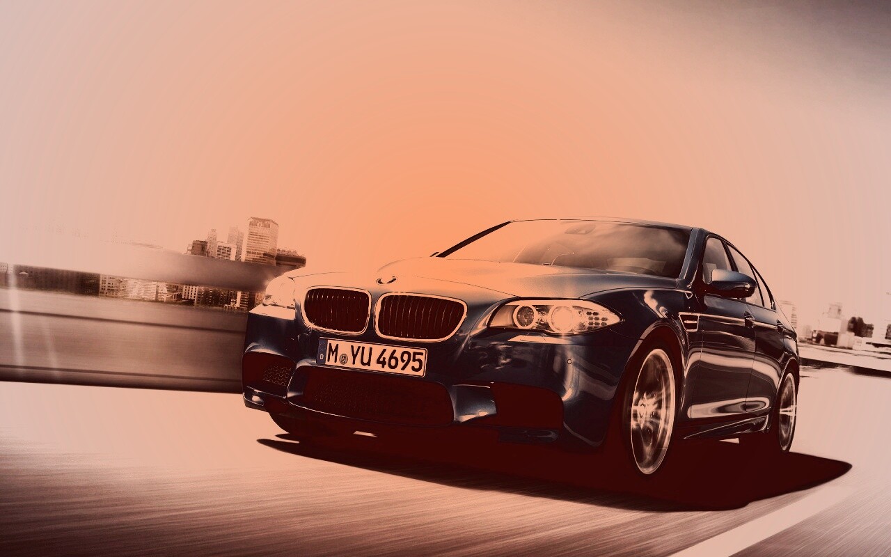 БМВ Ф10 в лучах солнца обои