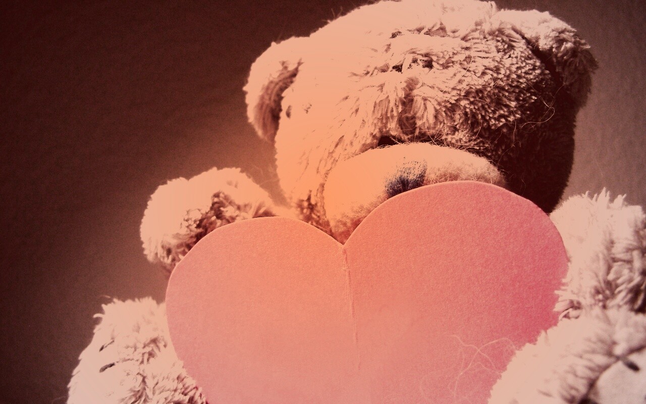 Мишка с сердцечком обои