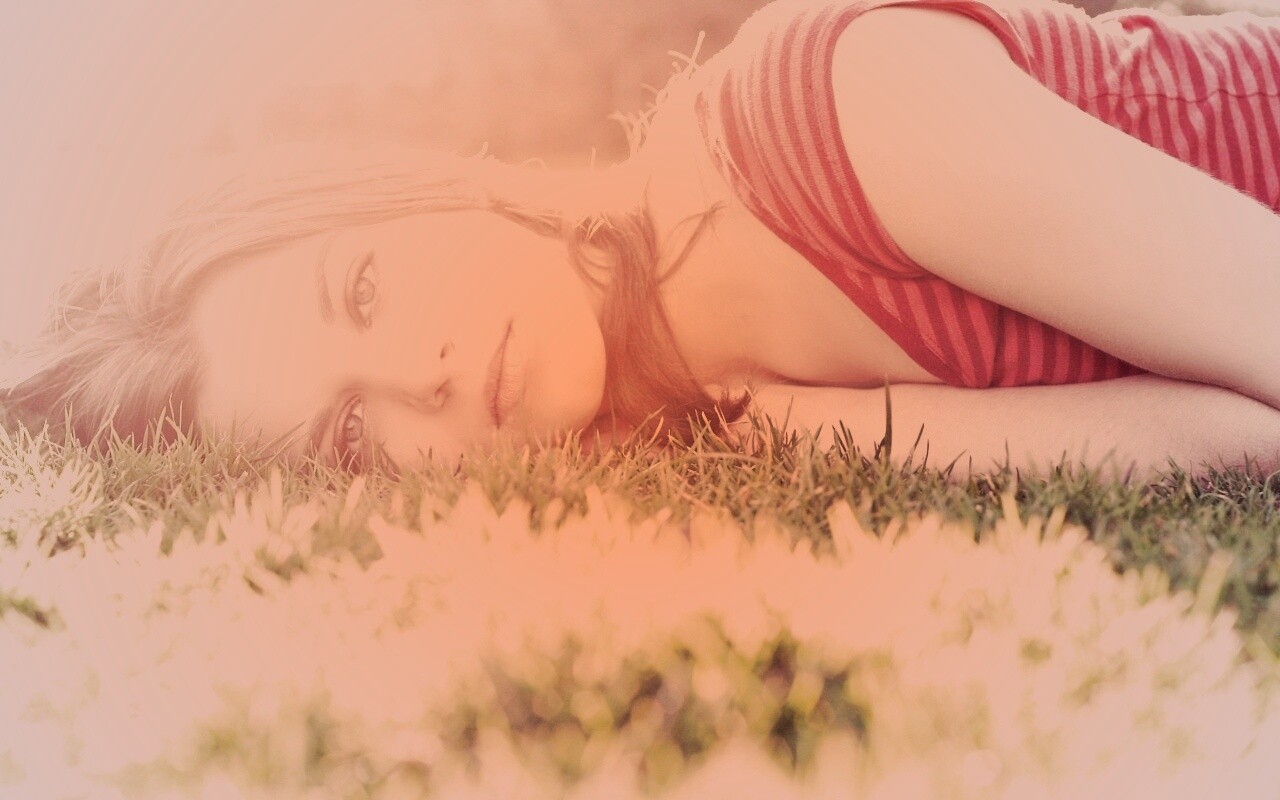Девушка на траве обои