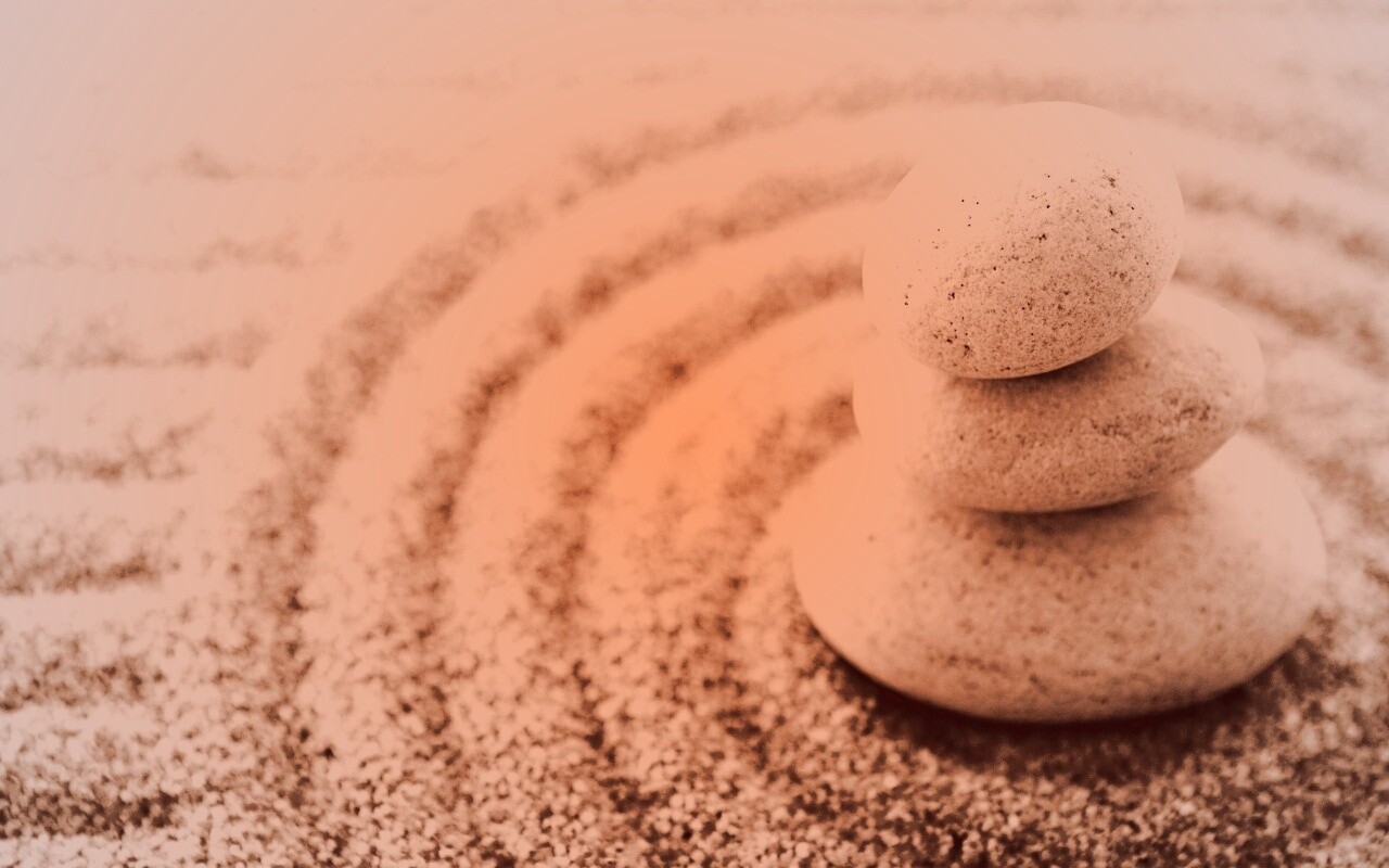 Пирамидка в саду камней обои