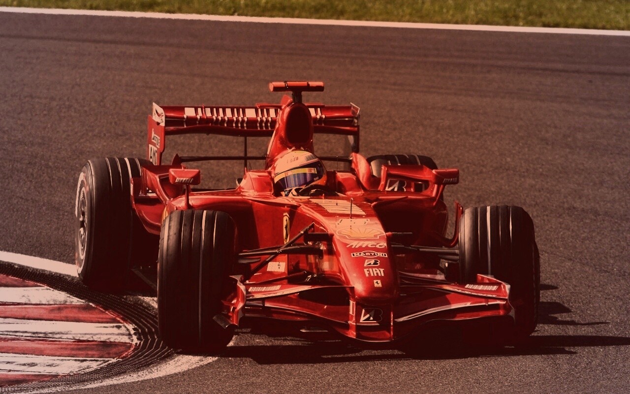 Болид Формула 1 на повороте обои