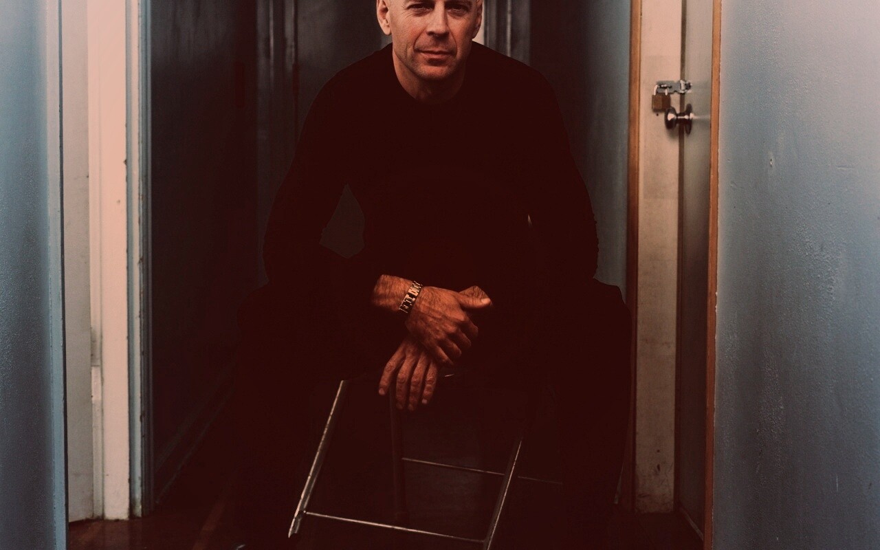 Брюс Уиллис на раскладном стуле обои