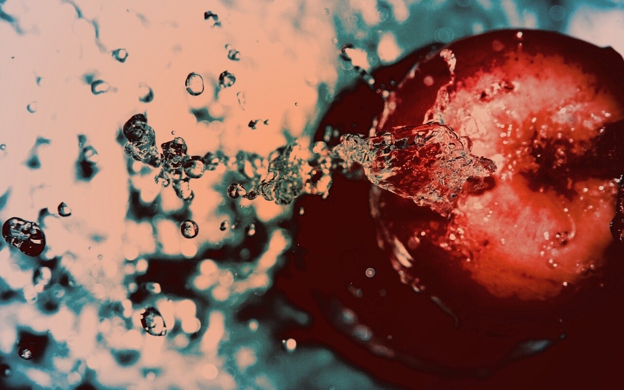 Брызги на яблоке обои