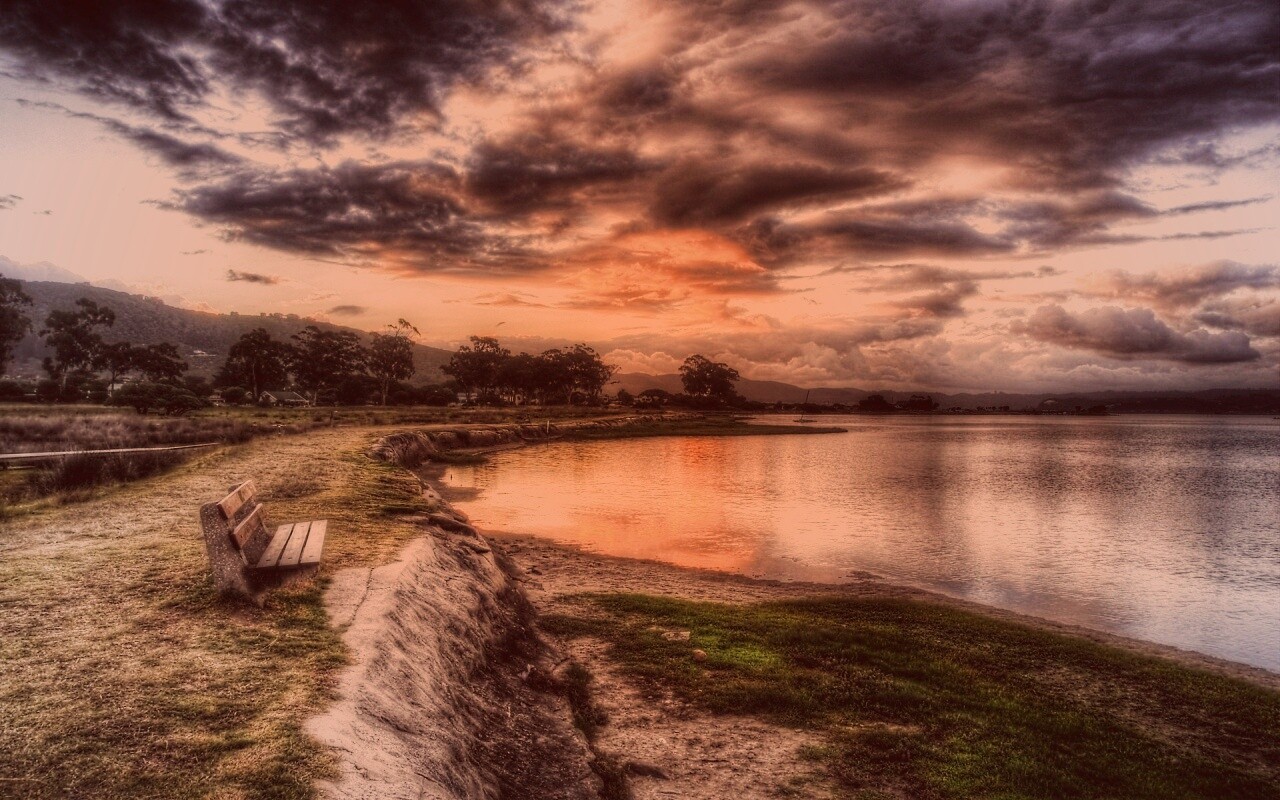 Скамейка у озера обои