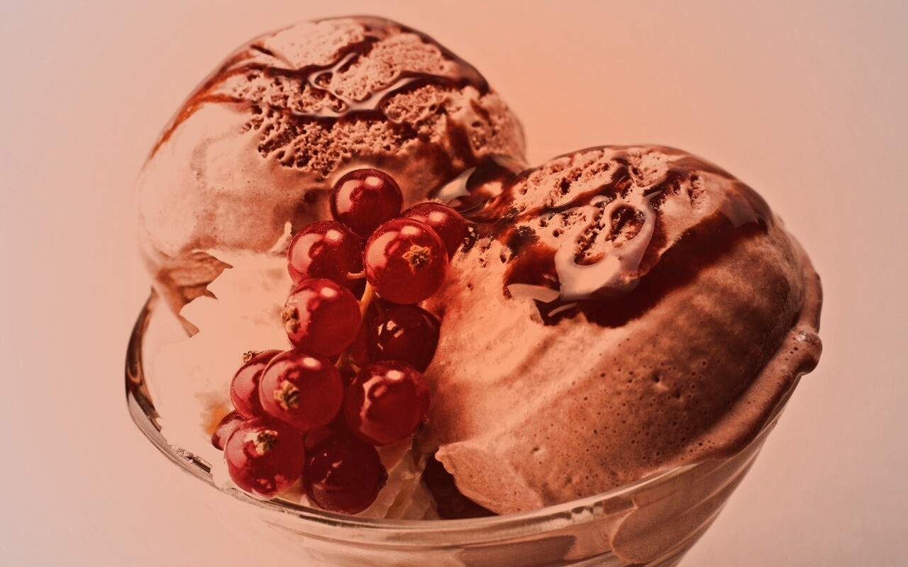 Шоколадное мороженое со смородинкой обои