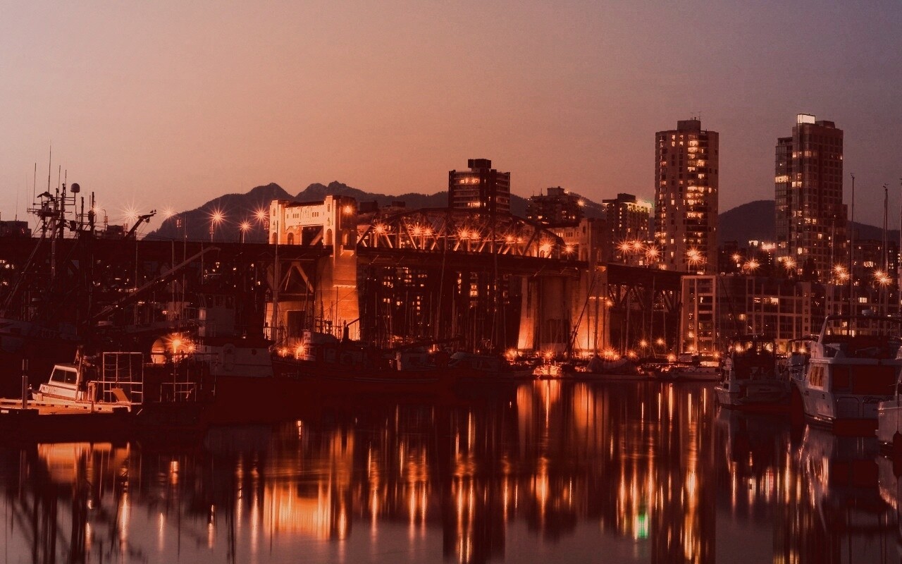 Мост и катера на закате обои