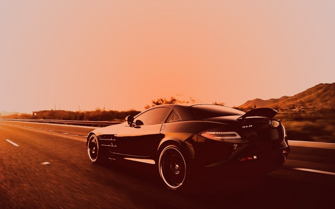 Черный автомобиль уезжает в закат обои