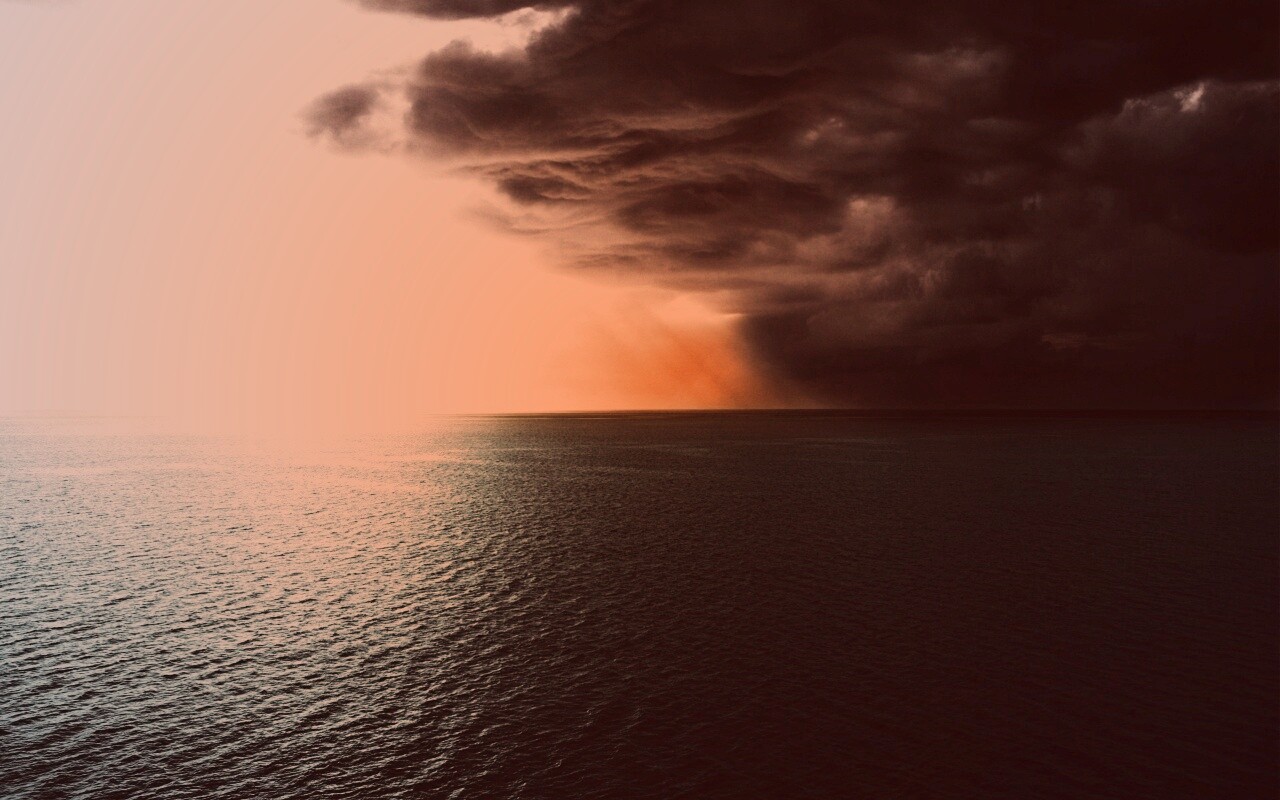 Синее море и грозные тучи обои