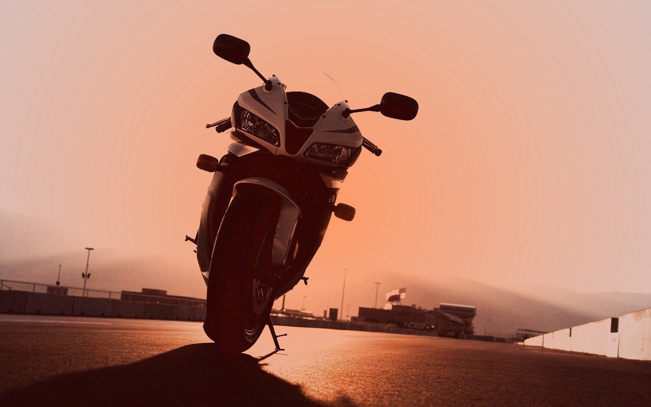 Мотоцикл на фоне заходящего солнца обои
