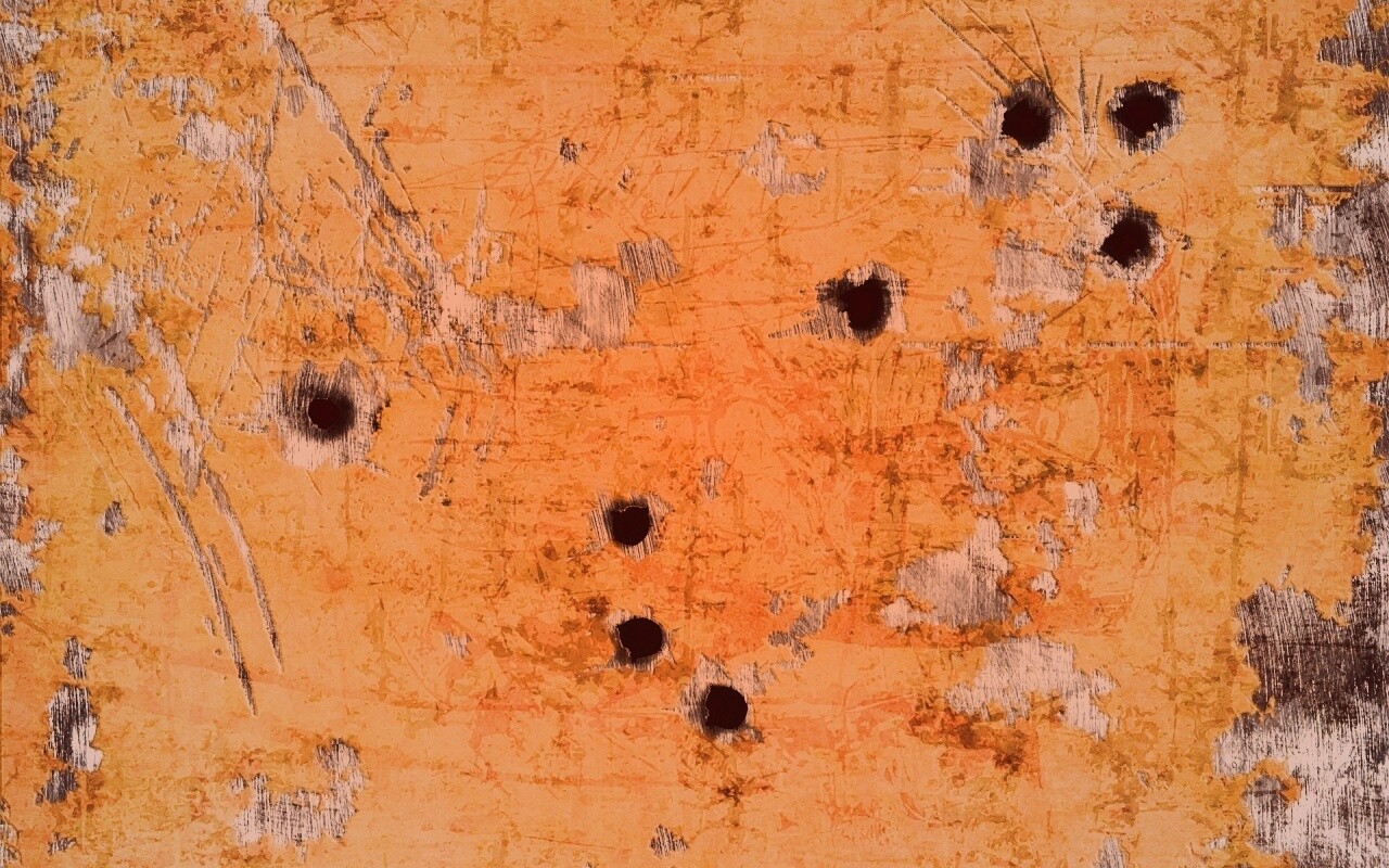 Пулевые отверстия в желтом листе обои