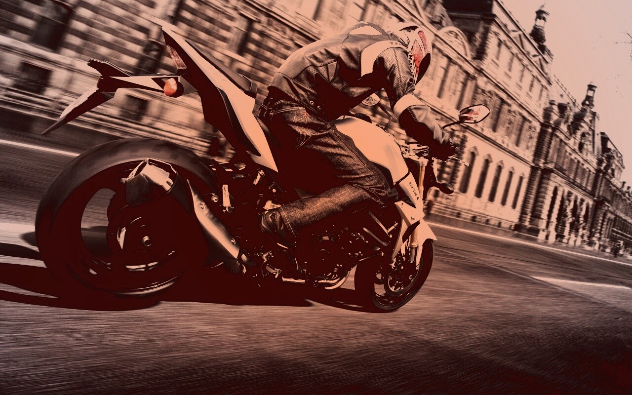 Мотоциклист мчится по городу обои