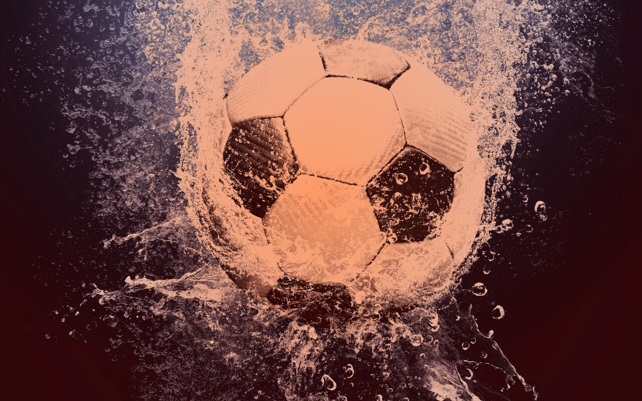 Футбольный мяч в воде обои