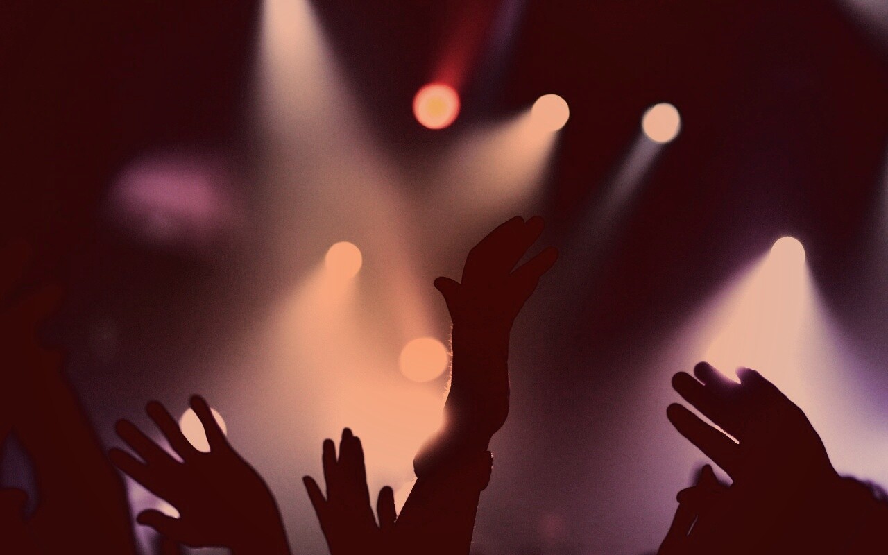 Руки людей на концерте обои