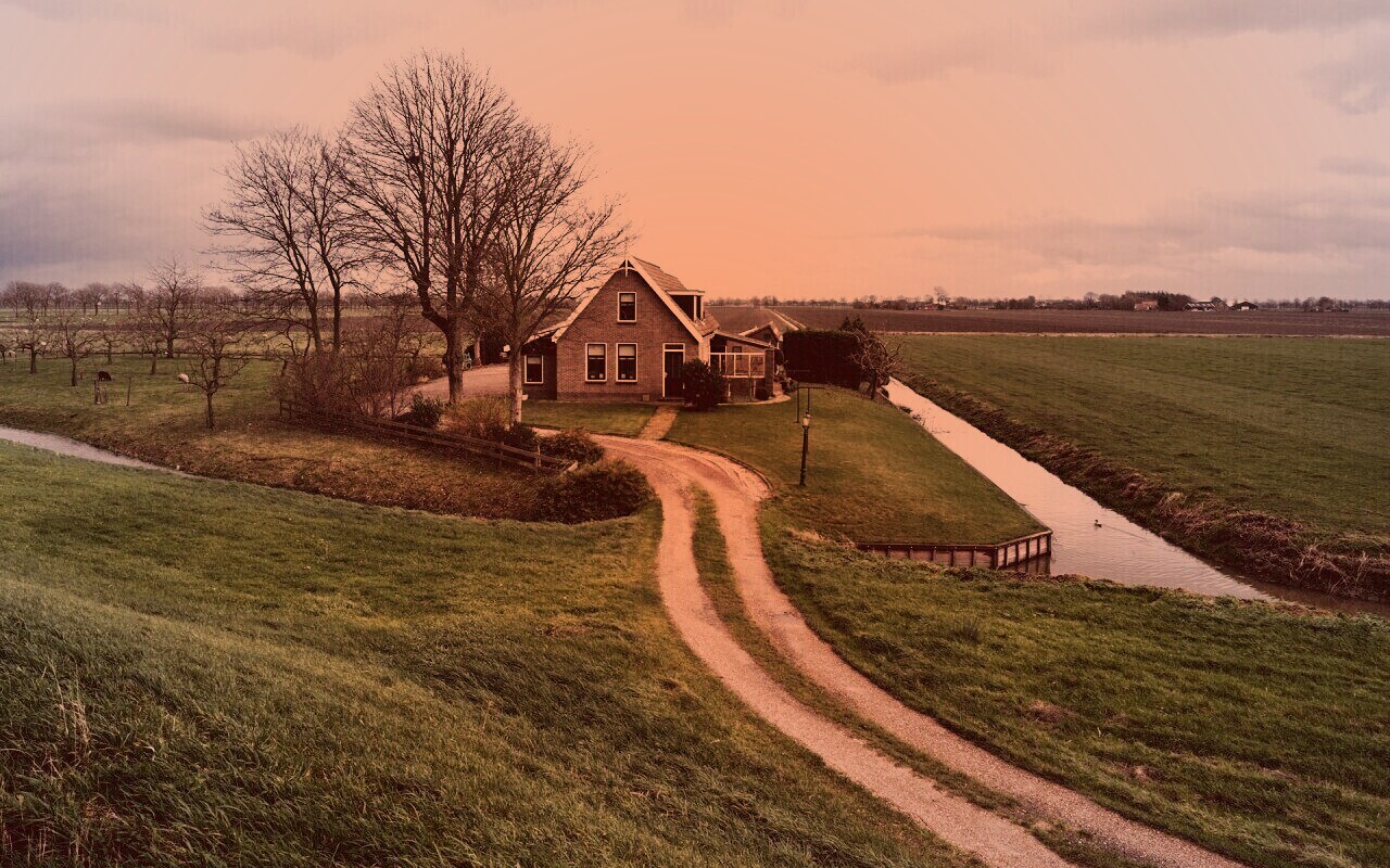 Дом в поле обои