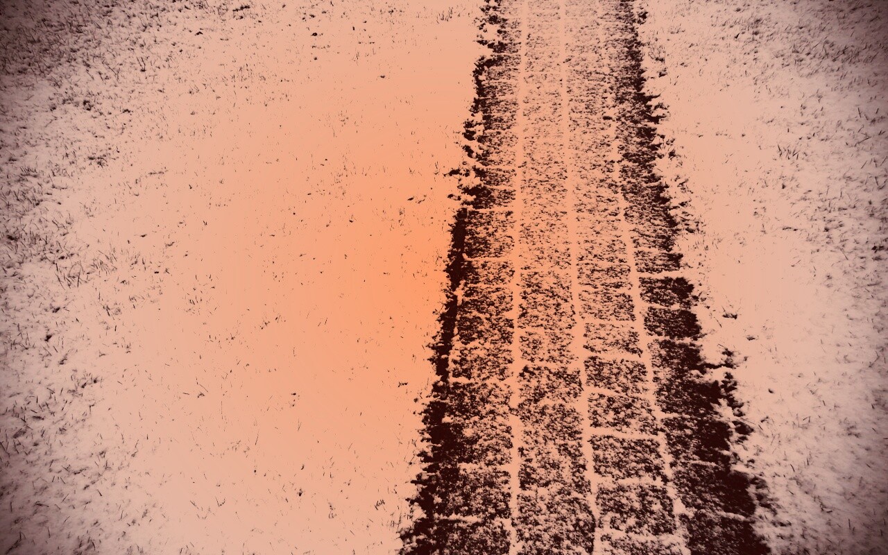 След покрышек в снегу обои