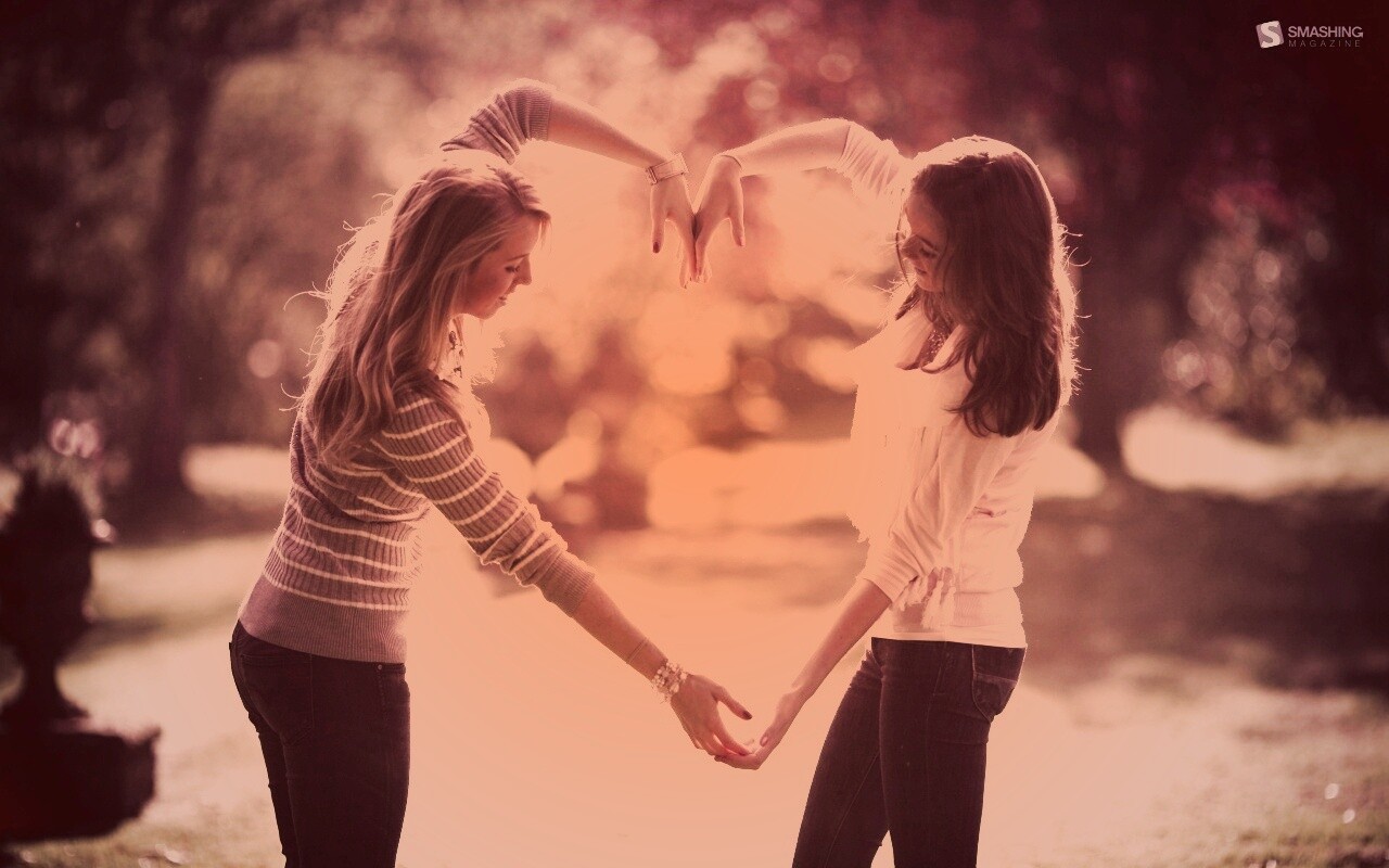 Две девушки и сердце из рук обои