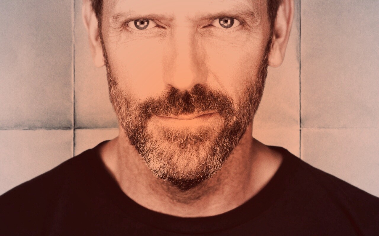 Доктор Хаус в футболке со змеями на трости обои