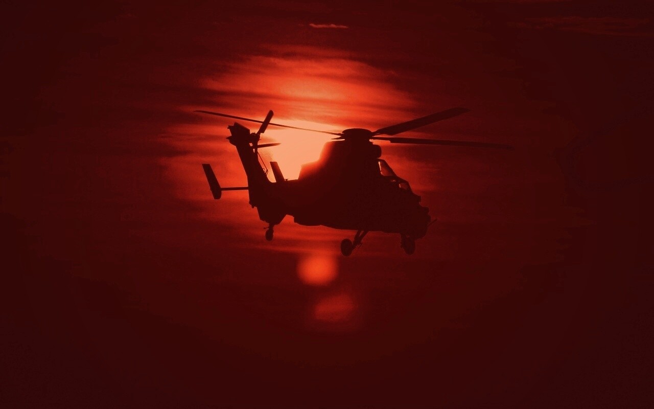 Вертолет в лучах закатного солнца обои
