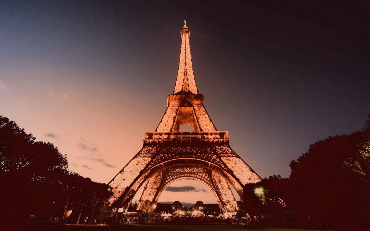 Светящаяся эйфелева башня обои