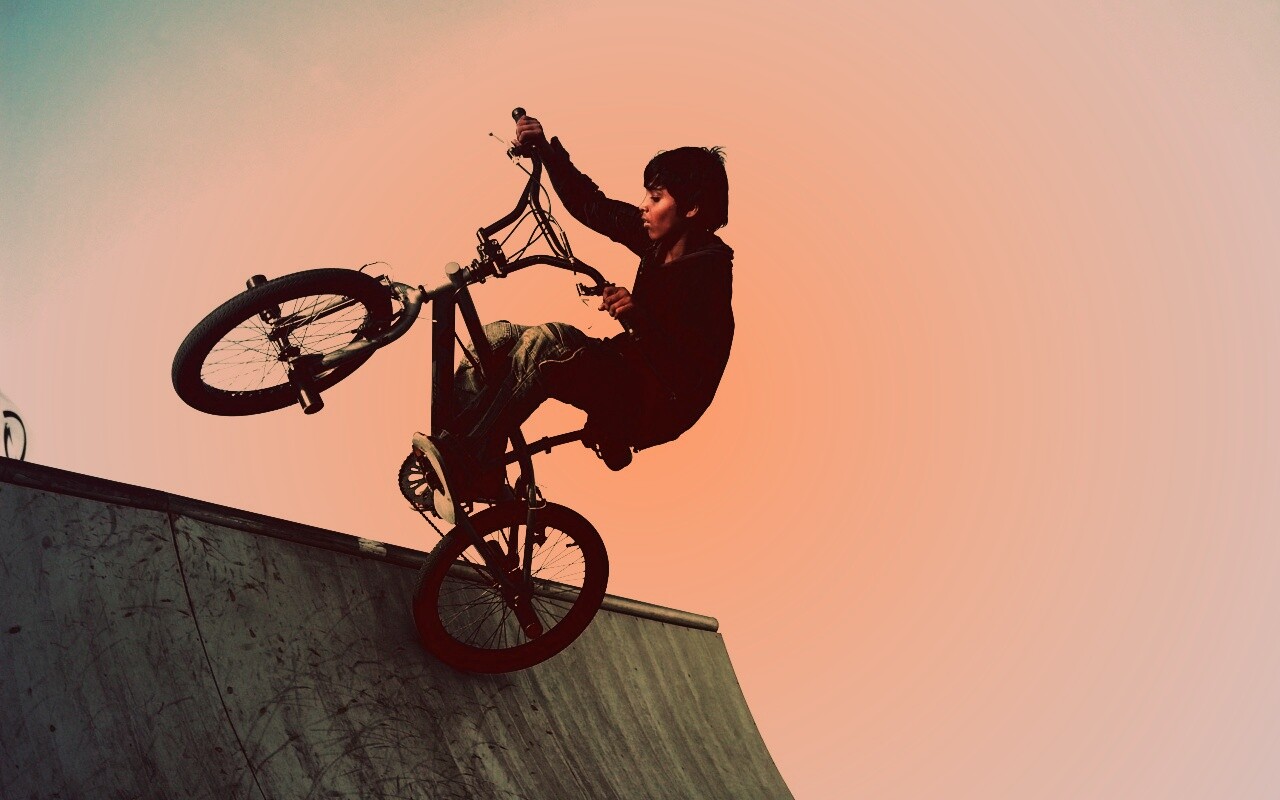 Мальчик на рампе обои