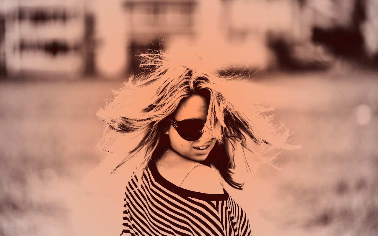 Девушка в тельняшке обои