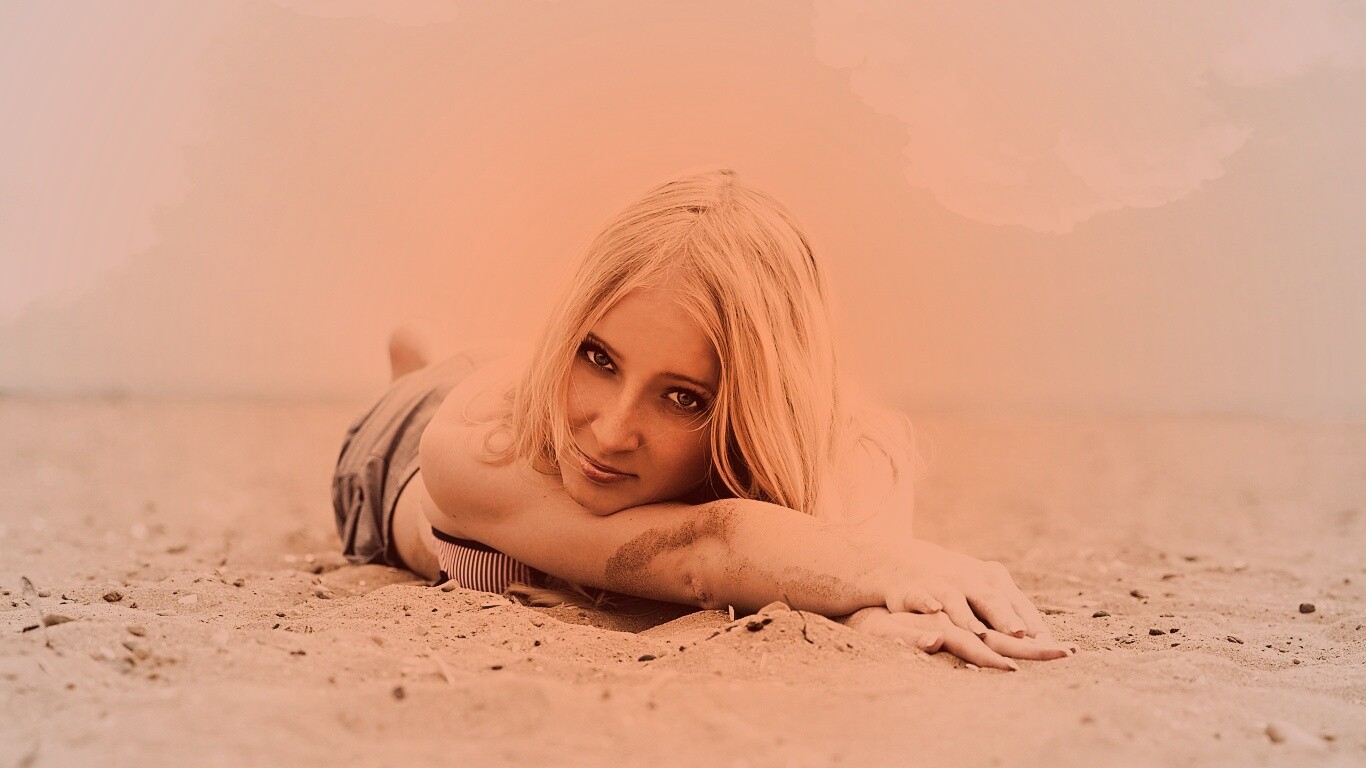 Девушка на пляже обои