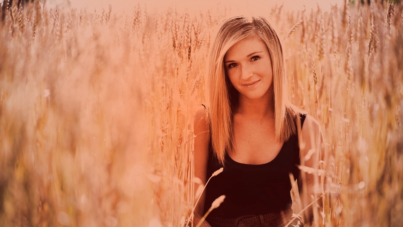 Девушка во ржи обои