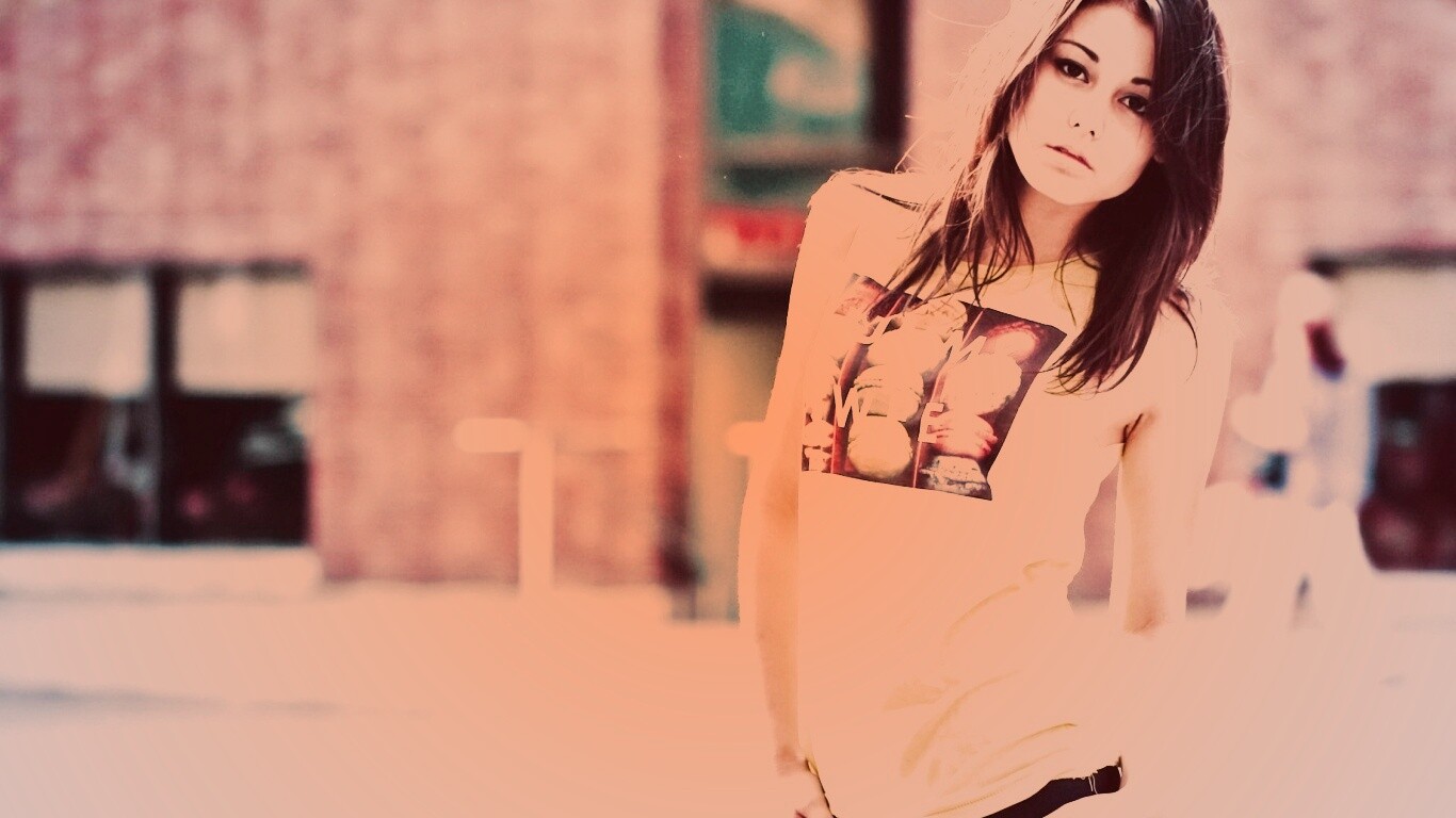 Молодая девушка в городе обои