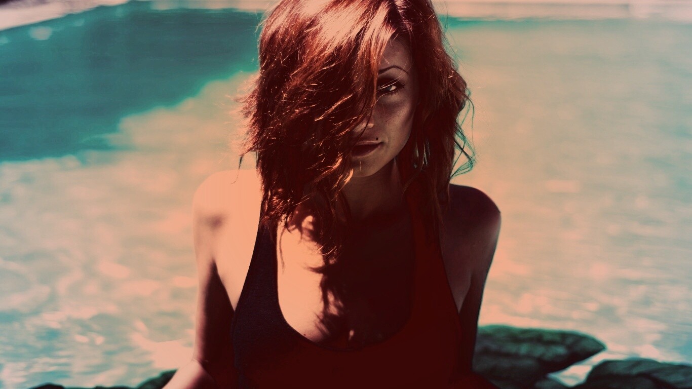 Девушка рядом с бассейном обои