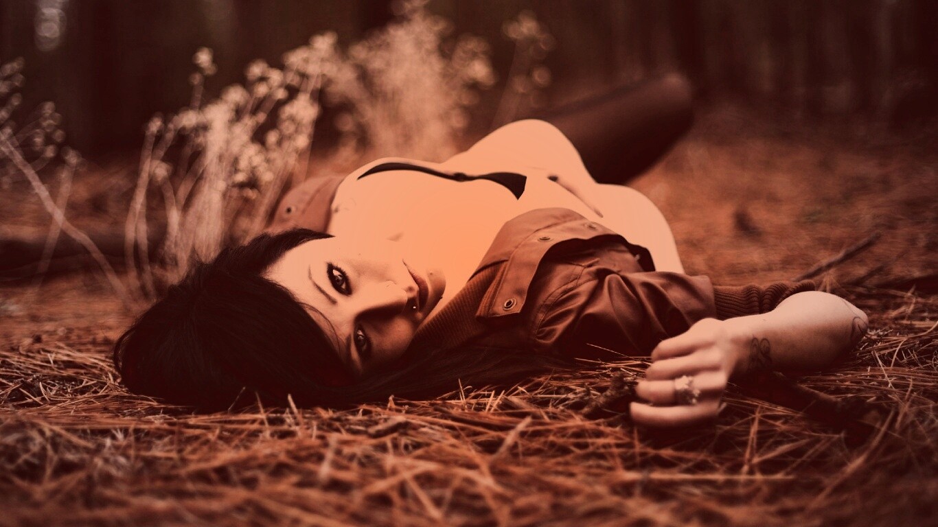 Лежащая на траве обои