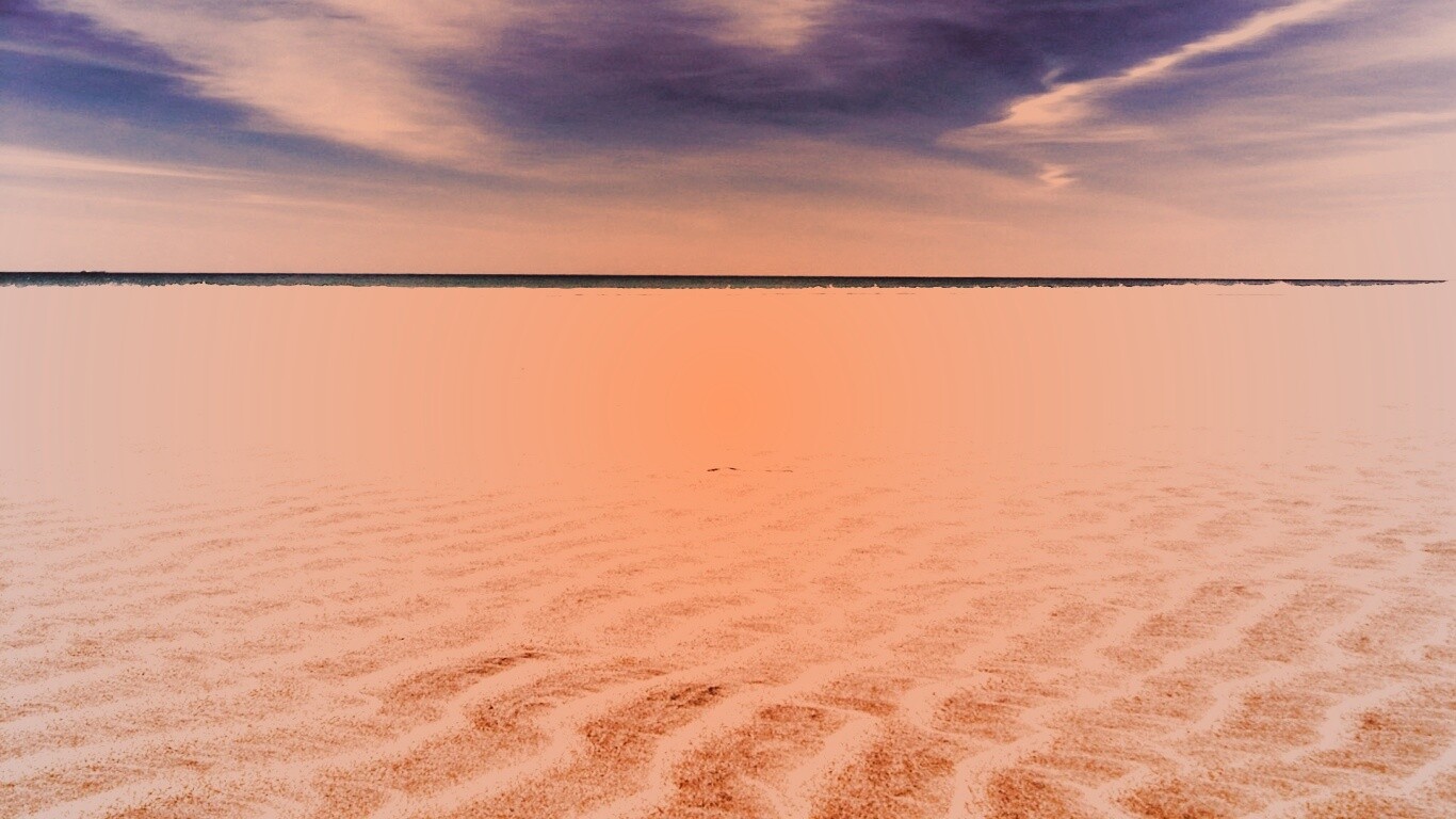 Пустыня на фоне моря обои