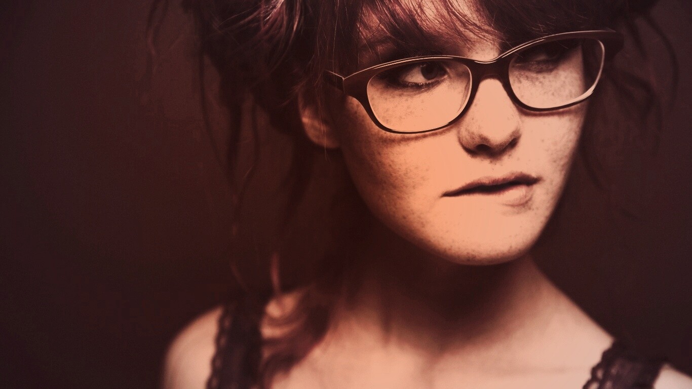 Рыженькая кусает губу обои