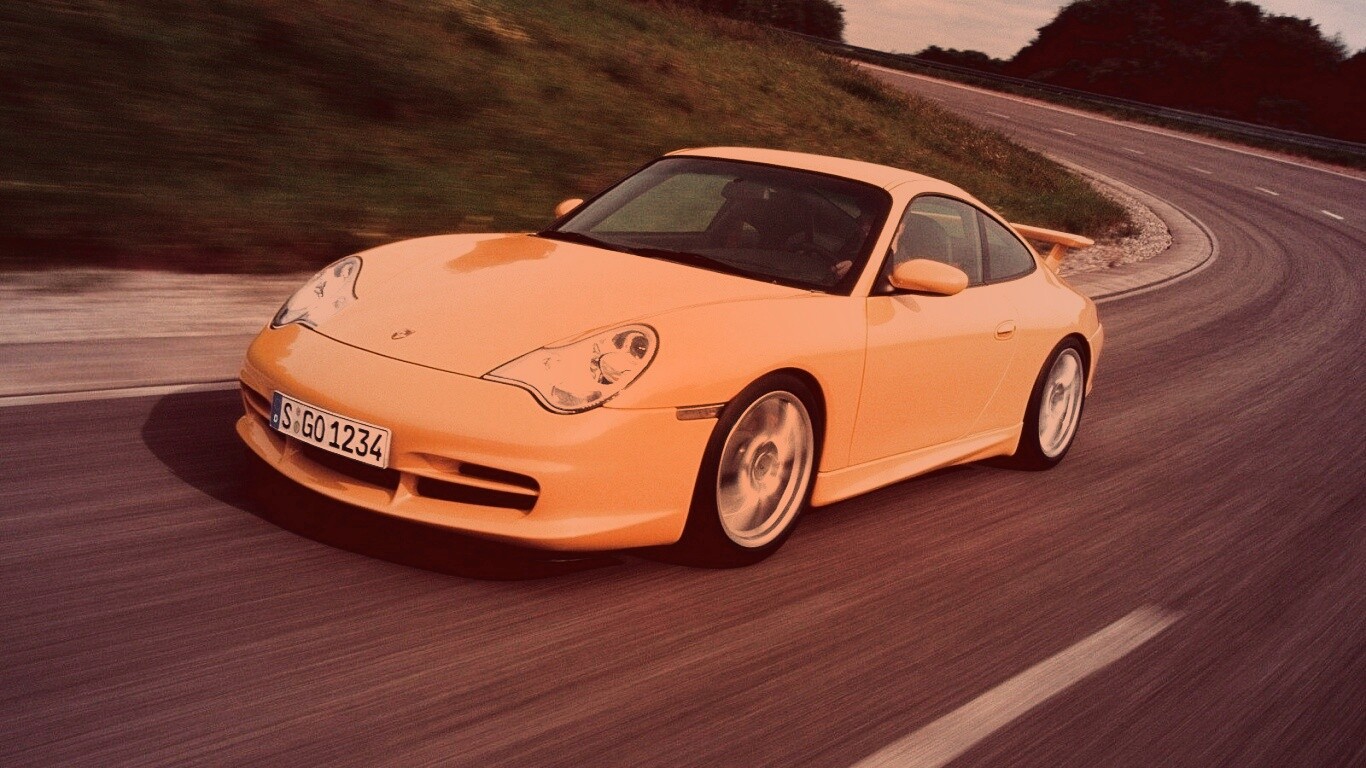 Желтый порш на повороте обои