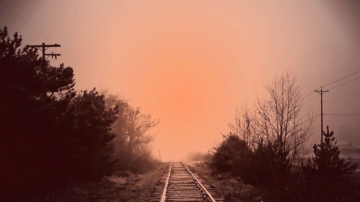 Железная дорога уходит в туман обои