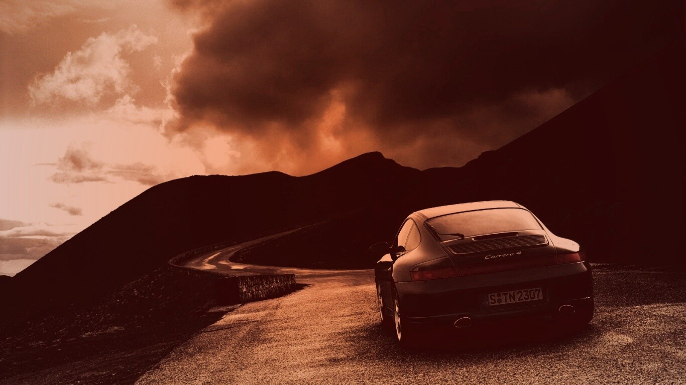 Черный Порше на горной дороге обои