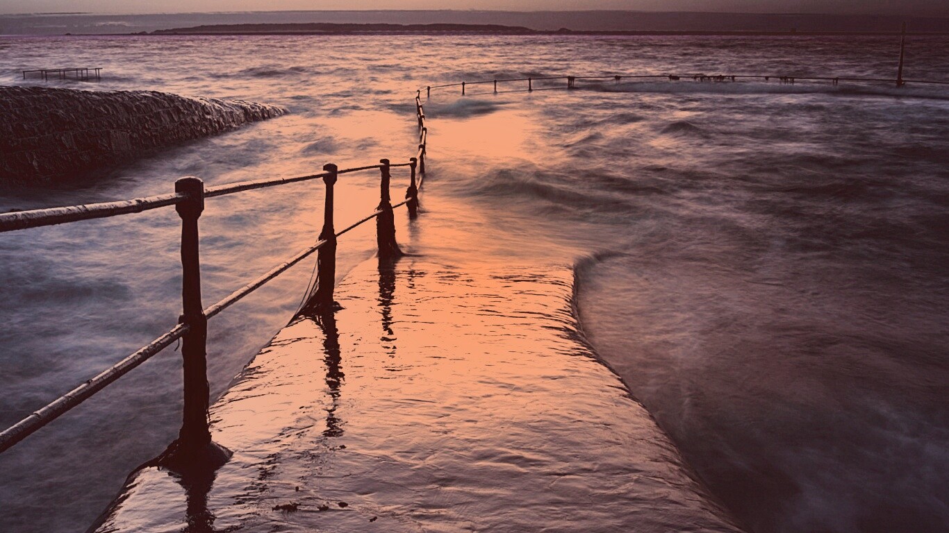 Пирс уходящий в море обои