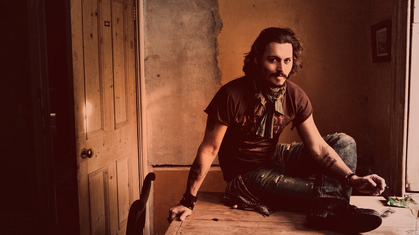 Джонни Депп на столе обои