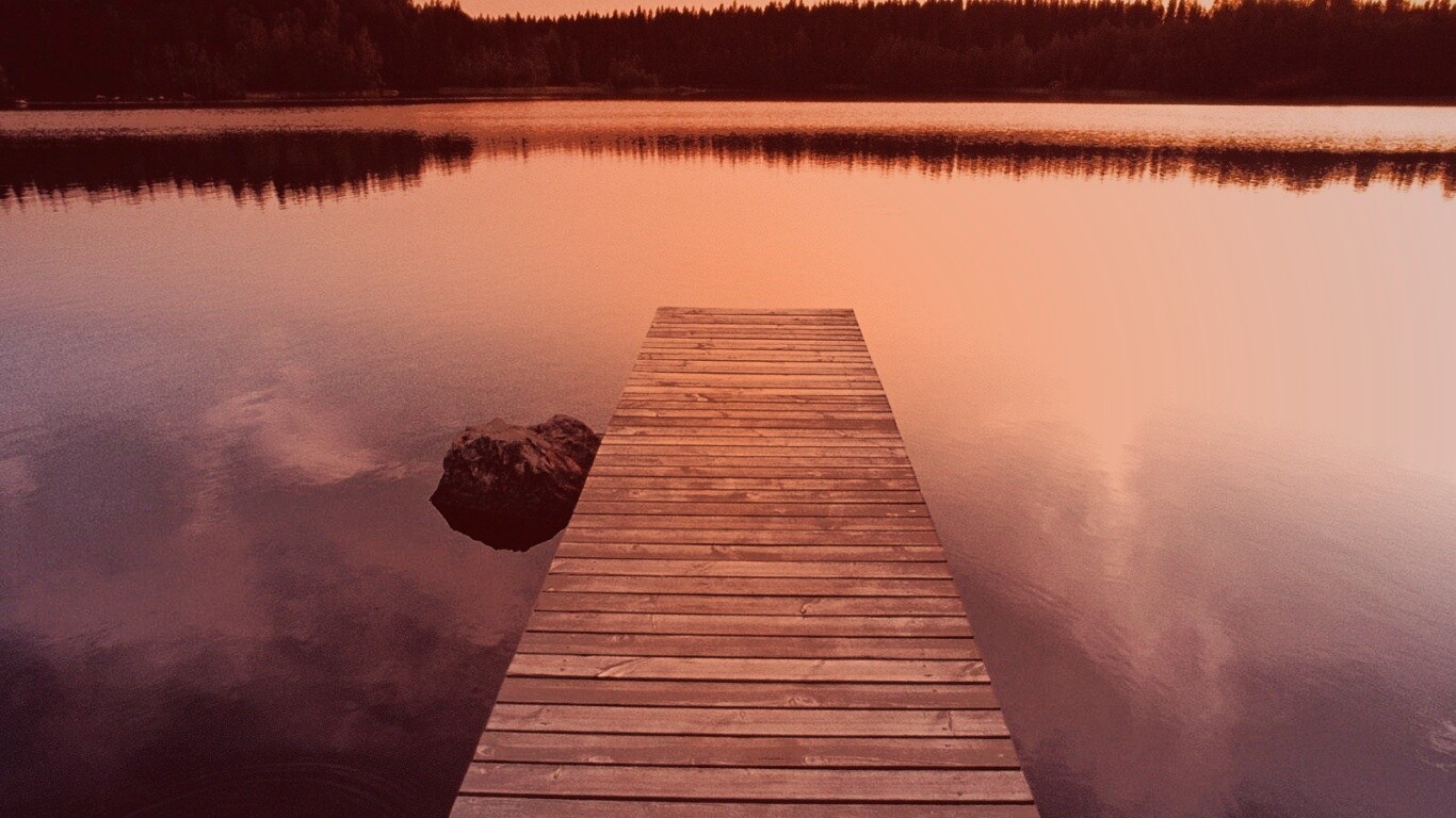 Деревянный пирс на озере обои