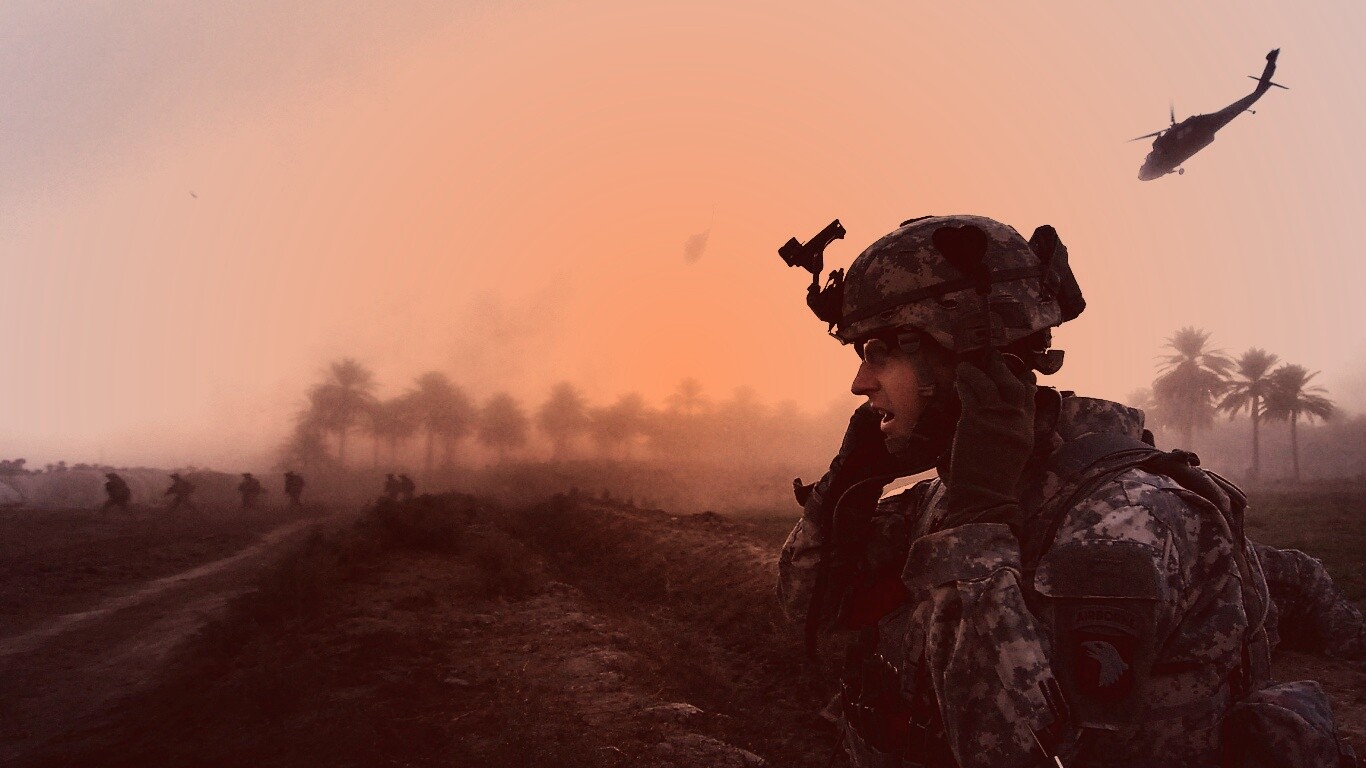 СОлдат во время боевых действий обои