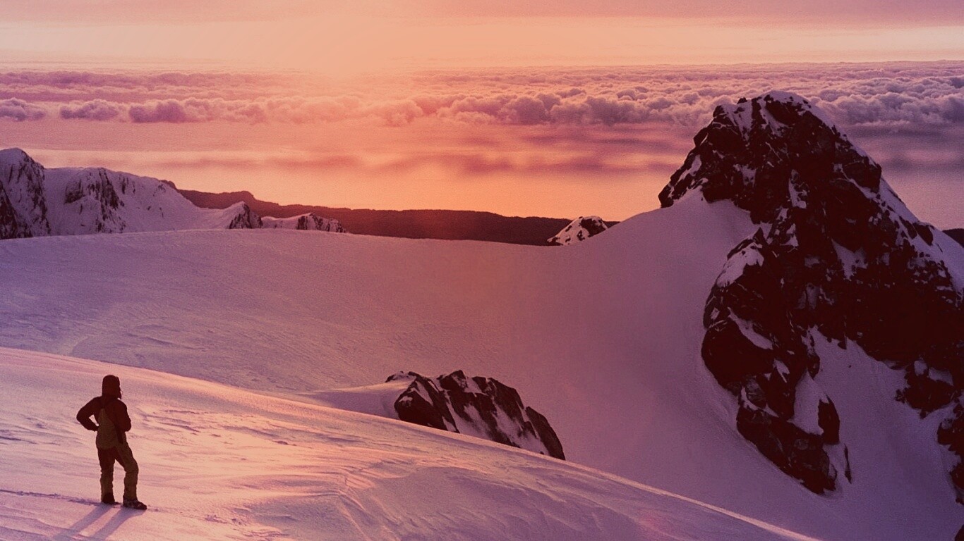 Путешественник в горах обои