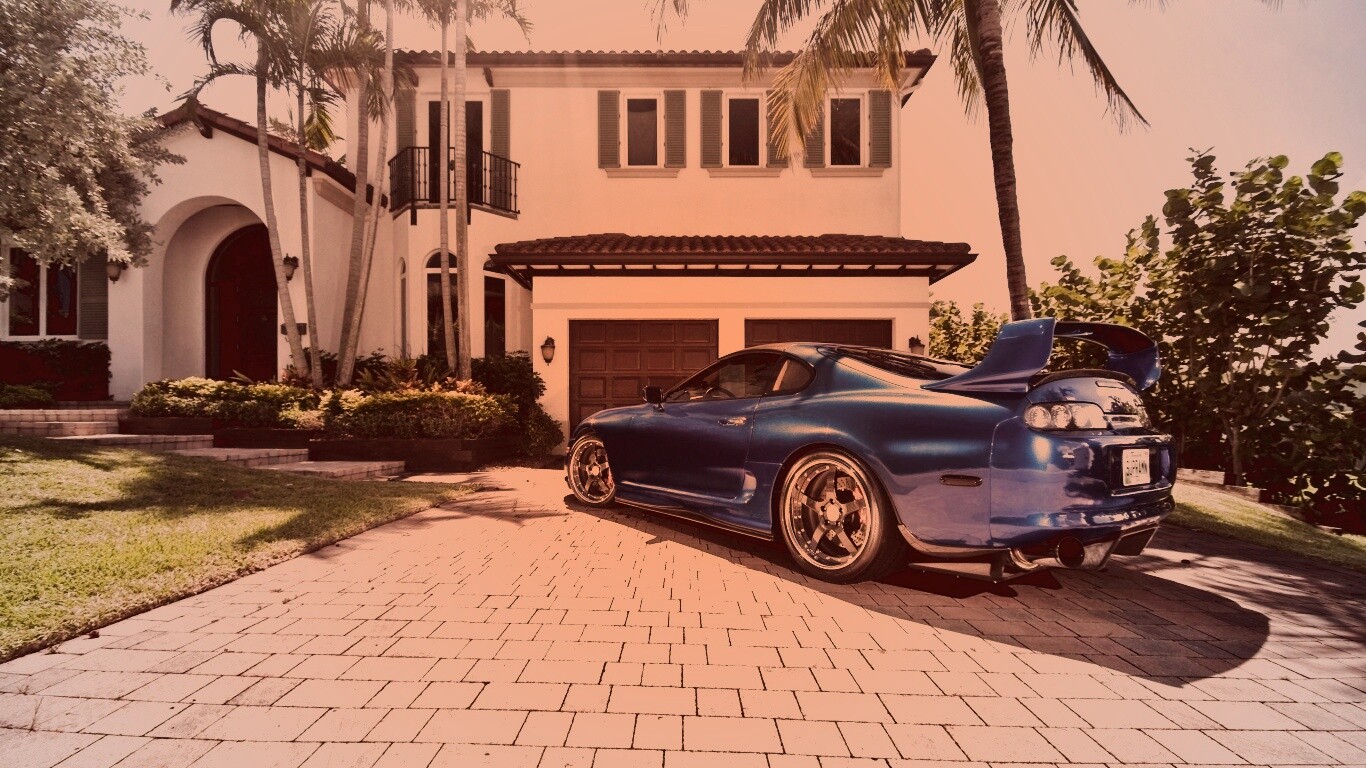 Синее авто у коттеджа обои