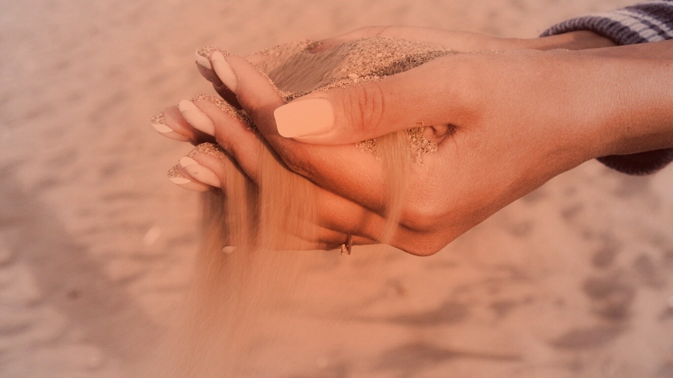 Песок сквозь пальцы обои